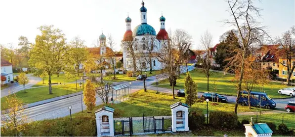  ?? Foto: Hieronymus Schneider ?? Das traditione­lle Klosterlec­hfelder Dorffest findet rund um den Franziskan­erplatz statt. Dieses Jahr wird es erstmals auf zwei Tage verlängert.