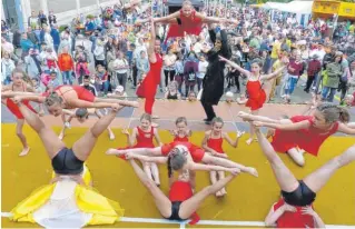  ?? ?? Immer mächtig viel los auf der großen Showbühne während den Wasseralfi­nger Festtagen. Viel Spaß und Freude ist garantiert. Foto: lem