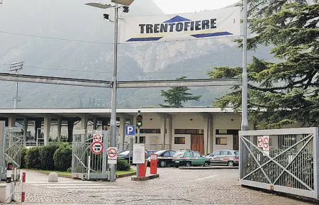  ??  ?? Incerto Il complesso di Trento Fiere, in via Briamasco: negli spazi oggi occupati dall’ente fieristico cittadino troveranno posto la mensa e altri servizi destinati agli studenti dell’università di Trento. Non è ancora chiaro, invece, dove saranno...