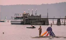  ?? ANSA ?? Bagnanti nel Lago di Bracciano, in provincia di Roma: il lago è a -163 cm sullo zero idrometric­o e ne ha persi 10 nell’ultima settimana