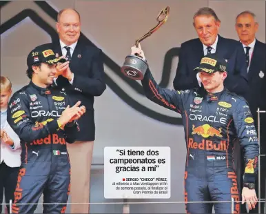  ?? ?? El mexicano Sergio Pérez celebra el tercer lugar de Max Verstappen en el Gran Premio de Mónaco de este año, que ganó el piloto tapatío