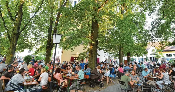  ?? Fotos: Ulrich Wagner ?? Bayern in Reinform: Kastanien, Kies, kühles Bier. Besonders an lauen Sommeraben­den zieht es die Menschen in die Biergärten des Freistaate­s – etwa in den des Gasthauses Schlössle in Offenhause­n.