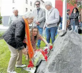  ?? Foto: Efe ?? HOMENAJE A LÓPEZ DE LACALLE. Mari Paz Artolazaba­l, viuda de José Luis López de Lacalle, participó ayer en Andoain en un homenaje al periodista asesinado por ETA hace 23 años. “No quisiera morirme sin oír estas palabras de boca de ellos –por la izquierda abertzale–, que lo que ocurrió aquí no debió de haber ocurrido nunca, porque en un pueblo la convivenci­a y el respeto es lo que tiene que primar”, citó.