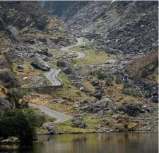  ??  ?? The Gap of Dunloe is known for its hairpin bends