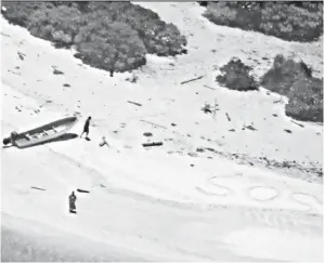  ??  ?? IMEJ serahan Tentera Laut AS menunjukka­n sepasang anggota marin yang terkandas memberi isyarat meminta bantuan dengan menulis ‘SOS’ di atas pasir ketika kru pesawat terbang lalu dalam pencarian bersama Pengawal Pantai pada 25 Ogos lalu di Pulau Fayu...