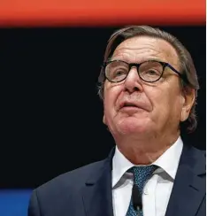  ?? Foto: Sascha Schürmann, afp ?? Gerade schien sich Gerhard Schröder mit der SPD Basis wieder versöhnt zu haben. Doch nun nährt ein Jobangebot neue, tiefe Zweifel.