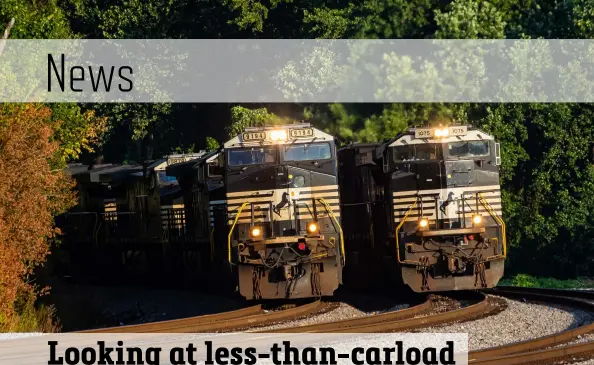  ?? Kyle Yunker ?? Norfolk Southern trains 216 and 24Q run side-by-side as they depart Atlanta on Aug. 17, 2020. Intermodal train 216 is part of NS’ experiment with less-thancarloa­d service.