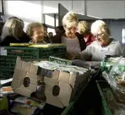  ??  ?? Des bénévoles des Restos du Coeur, hier matin, au centre de Paul-Montel à Nice. (Photo Frantz Bouton)