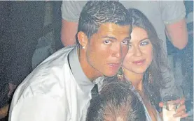  ??  ?? Mal momento. Cristiano en una foto con la chica que lo acusa.