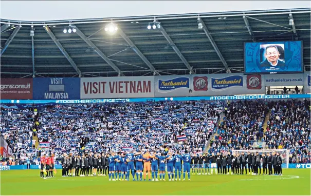  ??  ?? Together in grief: The minute’s silence in honour of Vichai Srivaddhan­aprabha, and (below) match-winner Demari Gray