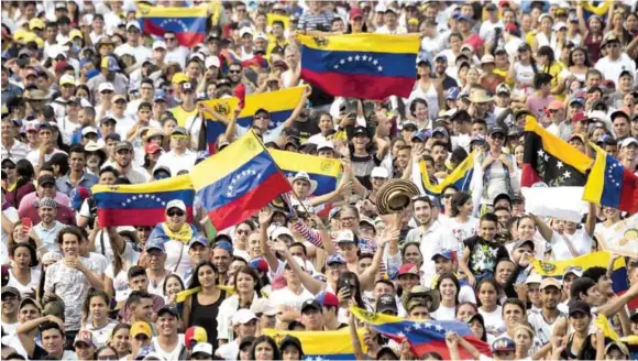  ?? (AFP) ?? MULTITUDIN­ARIO. Unas 300.000 personas asistieron al concierto realizado ayer en el lado colombiano de la frontera con Venezuela.