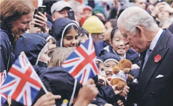  ?? ?? ► El rey Carlos III saluda a sus simpatizan­tes durante una visita a New Malden, Gran Bretaña, en noviembre de 2023.