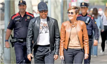  ?? ?? CITA. El exfutbolis­ta Dani Alves llegó a los juzgados junto a su abogada Inés Guardiola a la Audiencia de Barcelona.