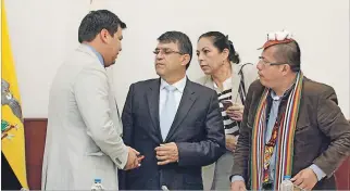  ?? ANGELO CHAMBA / EXPRESO ?? Informe. César Litardo (PAIS), el abogado Ramiro Román, Patricia Ochoa y el legislador Ángel Gende, ayer.