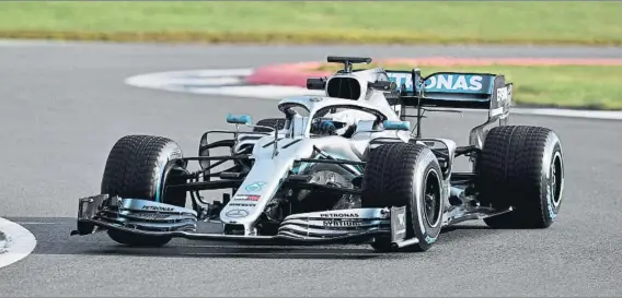  ?? FOTO: DAIMLER-AG ?? Mercedes ya presentó su nuevo W10 en el filming day del circuito de Silverston­e Ahora toca exprimirlo en el primer test de pretempora­da y buscar sus límites