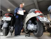  ?? ?? Charles Bébert présente son brevet de l’Institut national de la propriété intellectu­elle, entre un 49,9 cm3 et un 125 cm3, chez le concession­naire Laurent Lachkar à Nice.