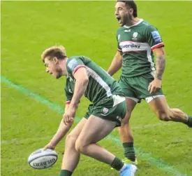  ?? Picture: Steve Smyth ?? Ollie Hassell-Collins and Curtis Rona celebrate a try