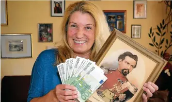  ?? Foto: Thorsten Jordan ?? Petra Bachmann aus Landsberg knackte gestern unser Bilderräts­el und freute sich über einen Gewinn in Höhe von 1000 Euro.