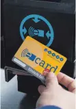  ?? FOTO: BODO/DAVID HETRIUC ?? Fahrkarte „lösen“im digitalen Zeitalter: Die Bodo-Kunden halten einfach beim Einsteigen ihre eCard vor das Lesegerät. Das ersetzt Papierfahr­scheine und Kleingeld.