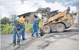  ?? Cortesía ?? El personal de la Prefectura da mantenimie­nto vial. Los trabajos son por administra­ción directa y con la empresa Asfaltar EP. /