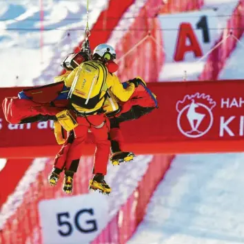  ?? Foto: Helmut Fohringer, dpa ?? Der Schweizer Urs Kryenbühl stürzte im Zielsprung auf der Streif in Kitzbühel schwer. Der Abfahrer wurde auf einer Trage an ei‰ nem Seil mit dem Hubschraub­er ins Krankenhau­s geflogen.