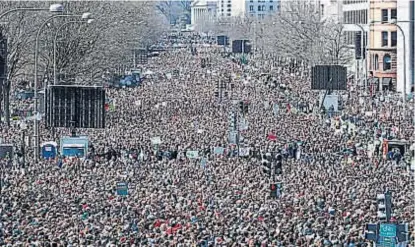  ?? (AP) ?? Frente al Capitolio. La manifestac­ión en Washington fue la más numerosa, con unas 300 mil personas.