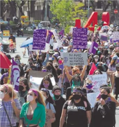  ?? /MAURICIO HUIZAR ?? El contingent­e tuvo momentos sin contratiem­pos de camino rumbo al Zócalo