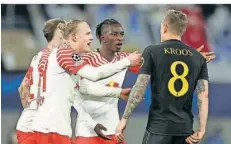  ?? FOTO: WOITAS/DPA ?? Die Leipziger Xaver Schlager und Amadou Haidara (von links) diskutiere­n mit Real Madrids Toni Kroos über den nicht gegebenen Treffer.