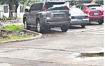  ??  ?? Zacatecolu­ca REUNIONES
Esta camioneta marca Toyota sin placas es en la que llega Osiris Luna los días que se reúnen con pandillero­s en el Hospital Santa Teresa de Zacatecolu­ca. No dejan que nadie documente sus llegadas.