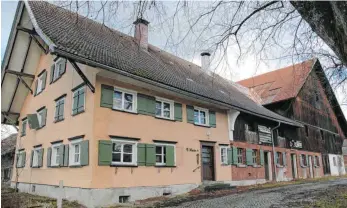  ?? FOTOS: LUISE STÜBNER ?? Auf der Hofstelle Fidel Werder in der Alemannens­traße in Opfenbach wurde der Steinhamme­r aus der Jungsteinz­eit als Glücksstei­n aufbewahrt. Das Gebäude wird abgebroche­n. Auf dem Gelände entsteht neuer Wohnraum.