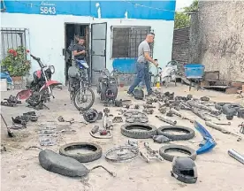  ??  ?? Desarmader­o. Las autopartes halladas en las casas de los acusados.