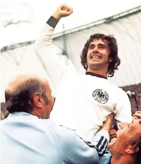 ?? FOTO: KARL SCHNÖRRER/DPA ?? Gerd Müller
jubelt mit Bundestrai­ner Helmut Schön (l) über den Sieg im WM-Finale 1974
in München.