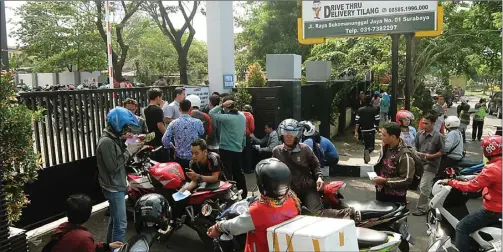 ??  ?? MEMBELUDAK: Tutupnya loket pengambila­n STNK/SIM hasil Operasi Zebra pada Jumat (17/11) di Kejari Surabaya membuat banyak warga yang kecewa. GUSLAN GUMILANG/JAWA POS