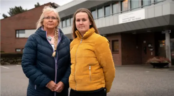  ?? FREDRIK REFVEM ?? Jobben deres er å ta vare på psykisk syke pasienter. Anne Karin Rydningen (57) og Kristin Furenes (26) frykter at innbyggern­e i Sandnes nå vil få et dårligere tilbud.