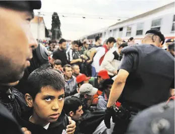  ?? Foto: František Vlček, MAFRA ?? Na nádraží v Tovarniku Imigranti nastupují do vlaku ve vesnici Tovarnik, kam už několik dní přicházejí ze Srbska. Vlaky a autobusy jsou běženci většinou posíláni na maďarskou hranici.