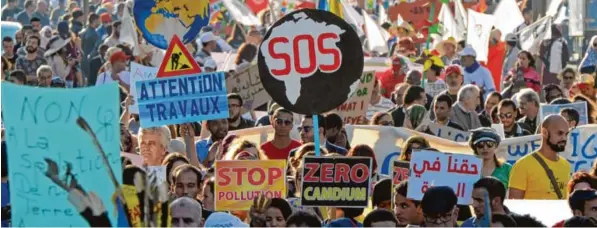  ?? Foto: Fadel Senna, afp ?? Demonstrat­ion bei der UN-Klimaschut­zkonferenz in Marrakesch: Die Bundesrepu­blik bekam von Umweltschü­tzern die zweifelhaf­te Auszeichnu­ng „Fossil des Tages“.