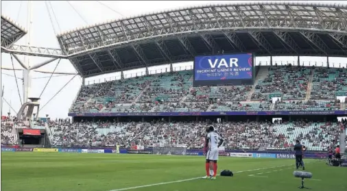  ??  ?? VIDEOARBIT­RAJE. El argentino Martínez fue expulsado ante Inglaterra por un codazo. Pasaron dos minutos hasta que el VAR dictó sentencia.