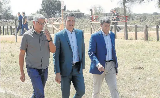  ?? JOSÉ MANUEL VIDAL/EFE ?? El presidente Sánchez, en su visita de hace doce días al parque nacional de Doñana. Alberto Núñez Feijóo estuvo en Huelva.