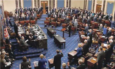  ??  ?? En esta imagen del video, el presidente del Tribunal Supremo de la Corte Suprema, John Roberts, jura ante los miembros del Senado por el juicio político en el Capitolio de los Estados Unidos en Washington.