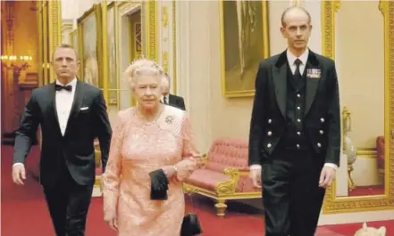  ?? AFP ?? El actor Daniel Craig, la reina Isabel II y el misterioso Paul Whybrew en el video de inauguraci­ón de los Juegos de Londres 2012. ¿Quién es Whybrew?