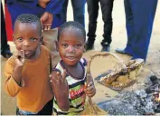  ?? Picture: SIMPHIWE NKWALI ?? INNOCENT FACES: Five-year-old Onthatile Mosweu, right, with friend Ofentse Setoto in Coligny