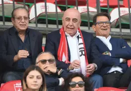  ??  ?? Monza L’amministra­tore delegato del Monza Calcio Adriano Galliani, al centro in tribuna con Paolo Berlusconi (presidente) e Fabio Capello, (LaPresse)