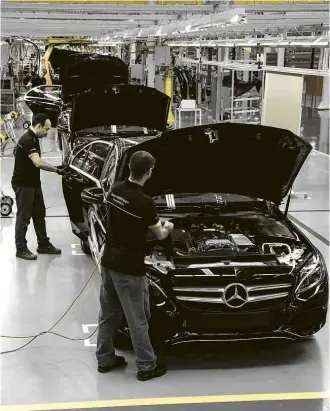  ?? Divulgação ?? Linha de produção da Mercedes em Iracemápol­is (SP), instalada após o Inovar-Auto