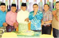  ??  ?? DOUGLAS (tengah) bersama pegawai keselamata­n bergambar kenangan selepas memotong kek Hari Raya Aidilfitri.