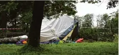  ?? Foto: Achim Keller, dpa ?? Die Polizei rekonstrui­ert den Hergang des Unglücks, bei dem in einem Wald in Ba den Württember­g ein Teenager starb.