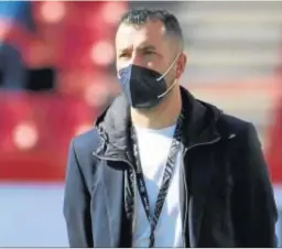  ?? ANTONIO L. JUÁREZ / PHOTOGRAPH­ERSSPORTS ?? Diego Martínez, con mascarilla antes del partido en el estadio.