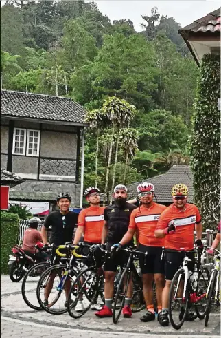  ?? — DANIAL MARZUKI ?? DID IT! Bangsar Cycling Group members cycled up to Fraser’s Hill.
