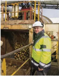  ??  ?? Patrice Petit présente une des dernières machines agricoles ultra-performant­es.