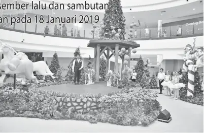  ??  ?? DEKORASI menarik pokok-pokok Krismas dan unicorn di Centre Court tHe Spring Bintulu.