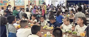  ??  ?? EXPONEN CASOS en donde a ciertos estudiante­s les tiran la comida a la basura